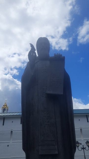 Галка,сидящая на персте преподобного, потом прилетела на выходе к нам за стол просить покушать смотреть онлайн