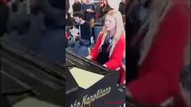 Valentina Lisitsa playing at Naples Airport смотреть онлайн
