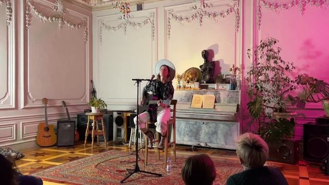 Лера Малышева – Женщина с голосом черных шелковиц (на стихи Марьяна Савка). Квартирник в Триглинки. смотреть онлайн