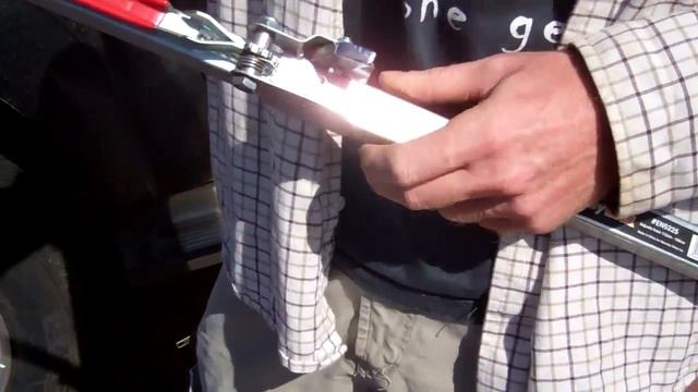 Demonstration of expanding cargo bar for rear up pickup truck bed. смотреть онлайн