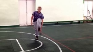 Невероятные фокусы с большой теннисной ракеткой