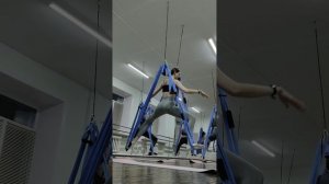 Аэройога. Низкий гамак. Йога в гамаках.