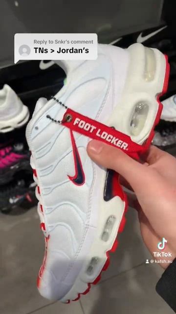 TNs or Jordan’s? #sneakerheads #niketn #footlocker #jordan #shorts смотреть онлайн