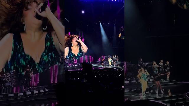 Lizzo tributes Tina Turner with “Proud Mary” at her concert in Phoenix, Arizona смотреть онлайн