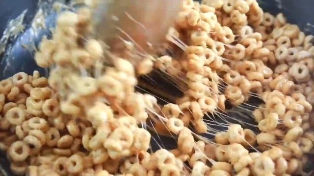 Honey Nut Cheerio Balls (Easy Peanut Butter & Cheerio Marshmallow Treats!) смотреть онлайн
