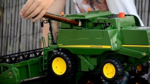 Bruder John Deere T670i combine harvester
