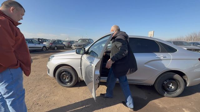 ЛУЧШИЙ НОВЫЙ АВТО С БЮДЖЕТОМ 1,5 МИЛЛИОНА! Приехали за новой LADA VESTA 2025 комплектация LIFE смотреть онлайн