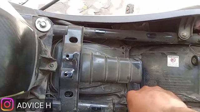 MOTUL ENGINE OIL IN HORNET 160R | MOTUL OR CASTROL comparison || BIKE SERVICE at Home ||A BIKER 26| смотреть онлайн