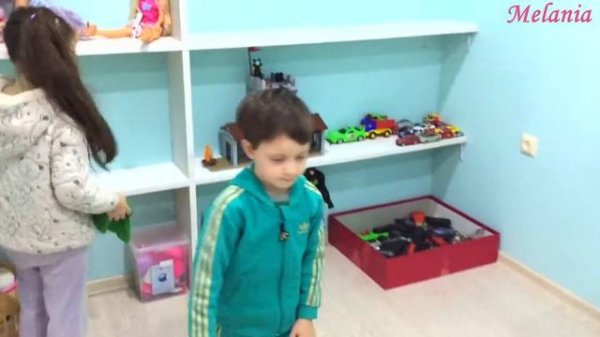 Уборка игровой комнаты. Складываем игрушки по местам