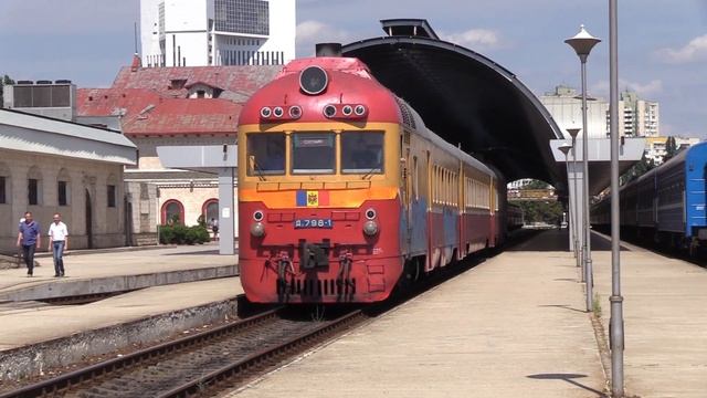 Дизель-поезд Д1-798 на ст. Кишинёв / D1-798 DMU At Chisinau Station