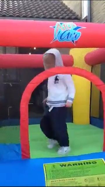 William on his new bounce castle смотреть онлайн