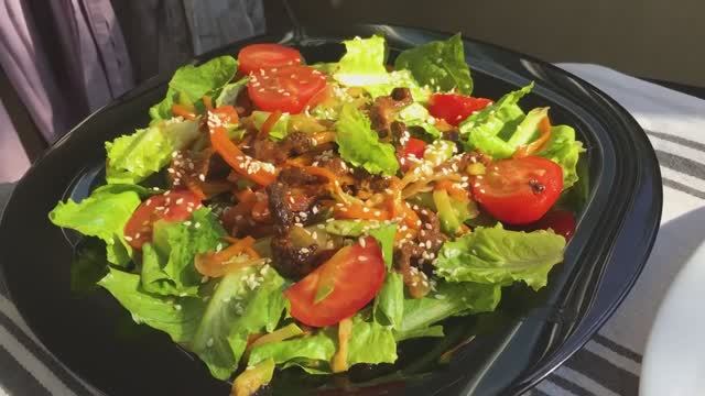 ТЕПЛЫЙ САЛАТ С ГОВЯДИНОЙ И ОВОЩАМИ (В КИТАЙСКОМ СТИЛЕ)! ВКУСНЫЙ САЛАТ! смотреть онлайн