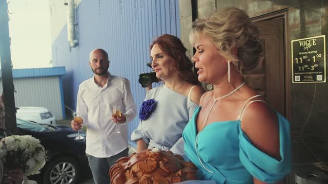 Трогательные слова мамы на встрече молодожёнов