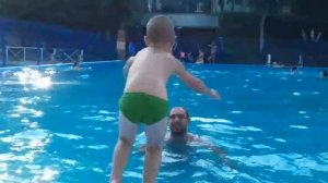 ребенок плавает и ныряет как профессионал в бассейне