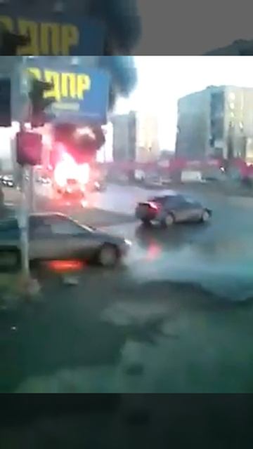 Горящая ГАЗель в Октябрьском районе Новосибирск 2 апреля 2016 г. смотреть онлайн