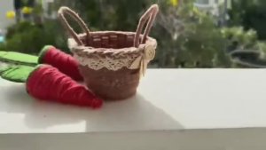 своими руками корзинка из пластикового стакана и пряжи 🧺