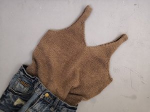 Вязаный топ спицами