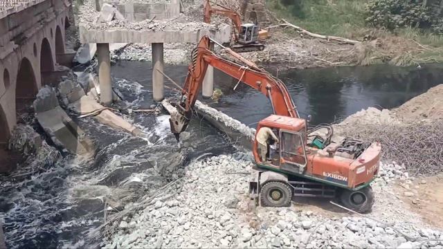 Hitachi Excavator 960 Hydraulic hammer test and demo смотреть онлайн