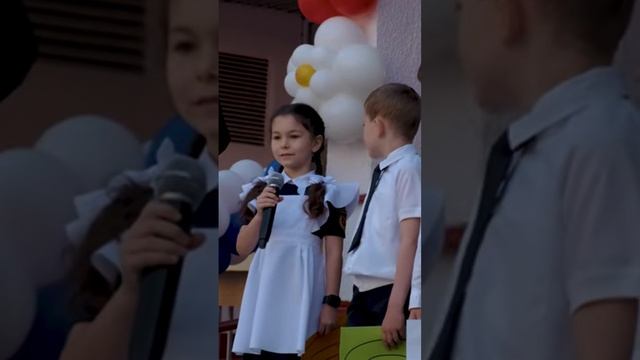 Первоклассники поздравляют выпускников на последнем звонке. смотреть онлайн
