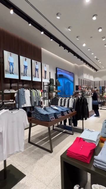 Обновленный магазин GUESS 😍 смотреть онлайн