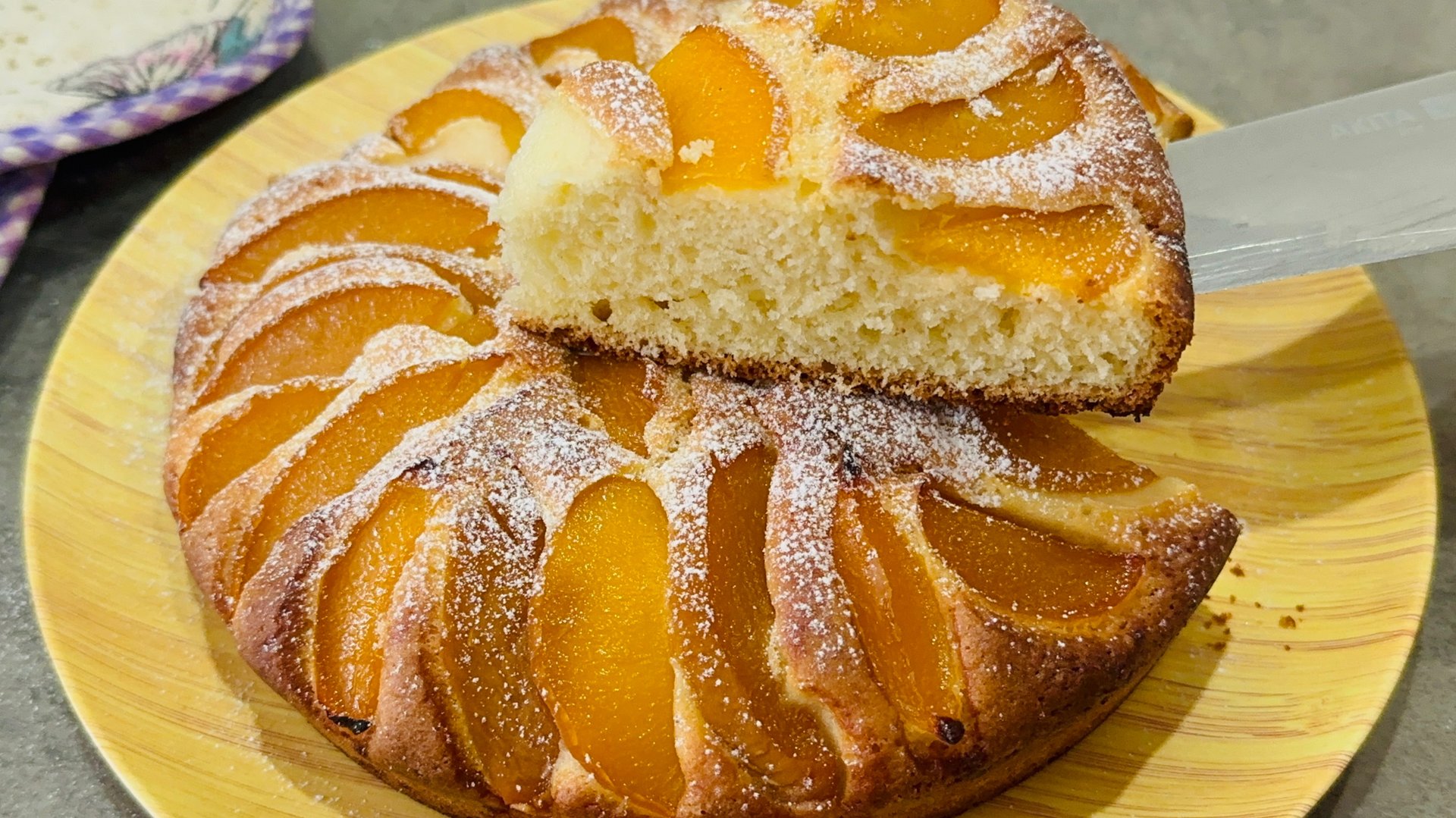 Пирог с консервированными персиками в духовке / Простой рецепт пирога с консервированными персиками смотреть онлайн