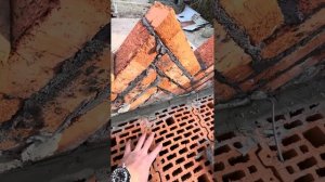 Кладка кирпича елочкой.