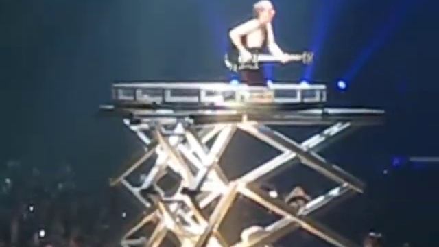 AC/DC ANGUS on his podium (black ice) смотреть онлайн