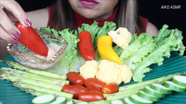 HEALTHY EATING ASMR Raw veggie platter (yellow cauliflower, okra, pepper, tomato and lettuce ) смотреть онлайн