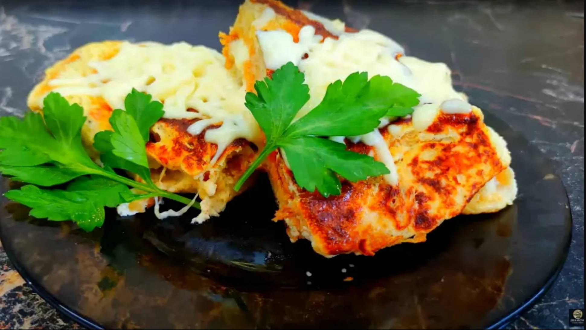 Рецепт завтрака. Омлет с сыром и гренками. Бюджетный завтрак из простых продуктов. смотреть онлайн