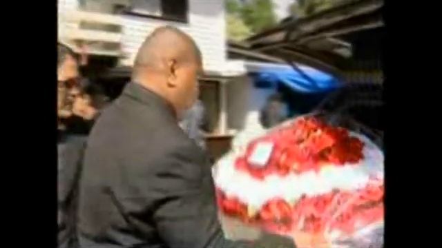 David Tua and Inga with their peace doves смотреть онлайн
