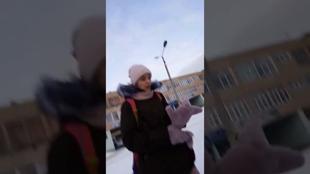 Посмотрите на того мальчика в синей шапке и куртки/. смотреть онлайн