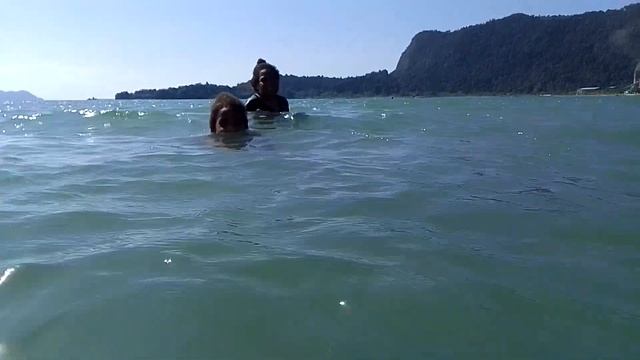 MAMA CHIA DAN PAPA MANDI2 DI PANTAI HOLTEKAM(3) смотреть онлайн