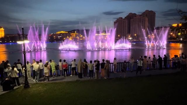 г. Суйфэньхэ, Китай. Июль 2024. Поющий фонтан смотреть онлайн