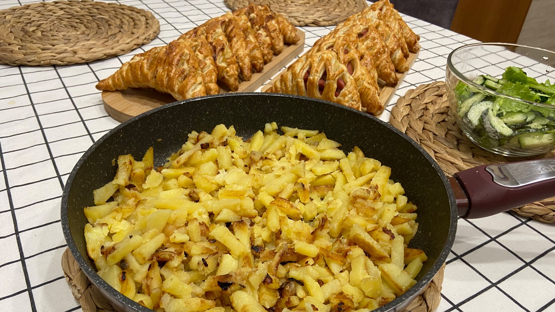 Занималась березовым соком, убиралась на балконе, испекла слойки и нажарила картошечки. смотреть онлайн