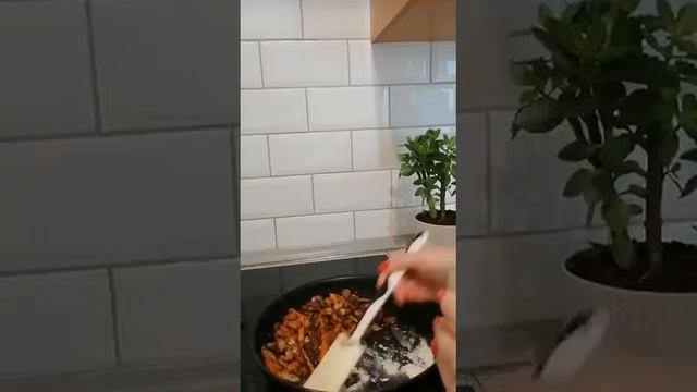 Макарошки с гуляшом. смотреть онлайн