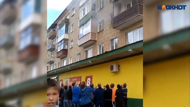 ВСЯ СЕМЬЯ СПРЫГНУЛА С 5 ЭТАЖА, ЧТОБЫ СПАСТИСЬ ВО ВРЕМЯ ПОЖАРА!!!! смотреть онлайн