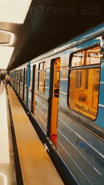 "Высадил пассажиров!". Метропоезд Еж3/Ем-508Т на станции "Кленовый бульвар" БКЛ без посадки. #метро смотреть онлайн