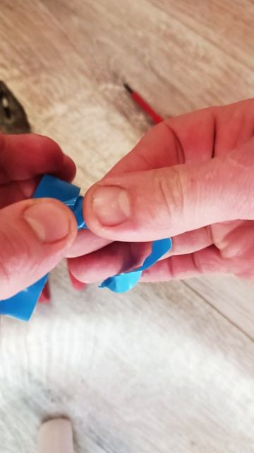 Как оторвать изоленту без ножниц. смотреть онлайн