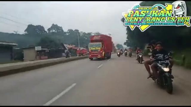 viral ||| truk ayam kampus oleng parah sampai ngangkat banya😱😱 смотреть онлайн