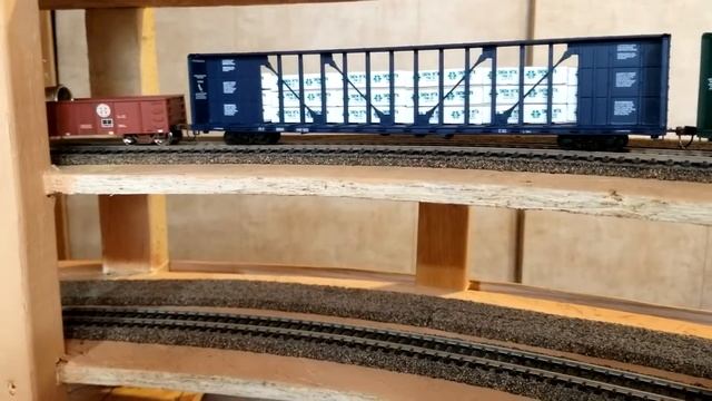 Testing six axle loco in helix with some longer cars. смотреть онлайн
