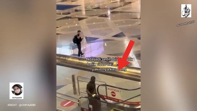 TAK SENGAJA RAKAM, AKSI PEMUDA NAIK ESCALATOR BUAT RAMAI BERDEKAH смотреть онлайн