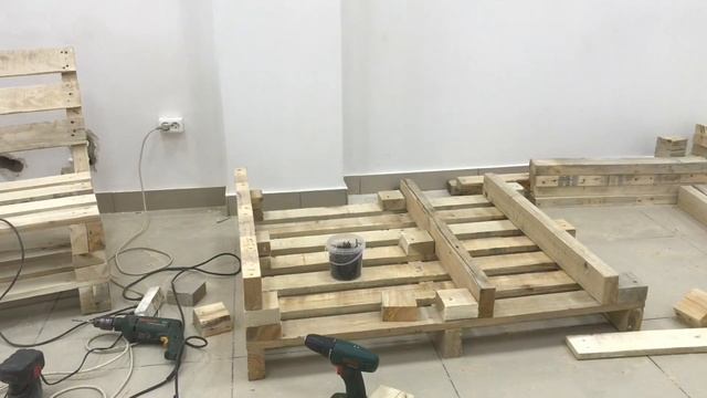 Изготовление стола из разобранных поддонов смотреть онлайн