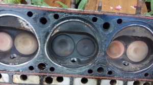 Снятая головка блока цилиндров 402 двигатель Первый осмотр