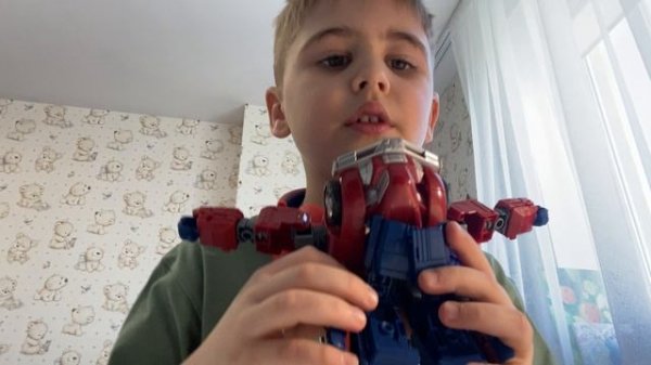 Собираю Оптимуса Прайма.