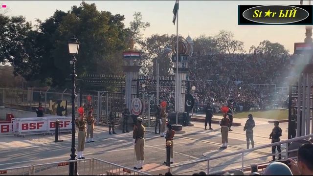 Индопакистанская граница. Ежедневная красочная церемония закрытия границы. И это заклятые враги