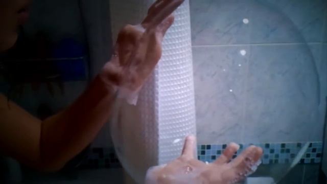 NIÑA HACIENDO GRANDES POMPAS DE JABÓN EN LA DUCHA смотреть онлайн
