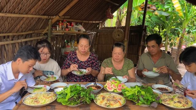 Bún Gạo Mì Xào Lòng Thịt Vịt | Bữa Ăn Gia Đình Quê Kể Chuyện Ngày Xưa || Stir-fried rice noodles смотреть онлайн