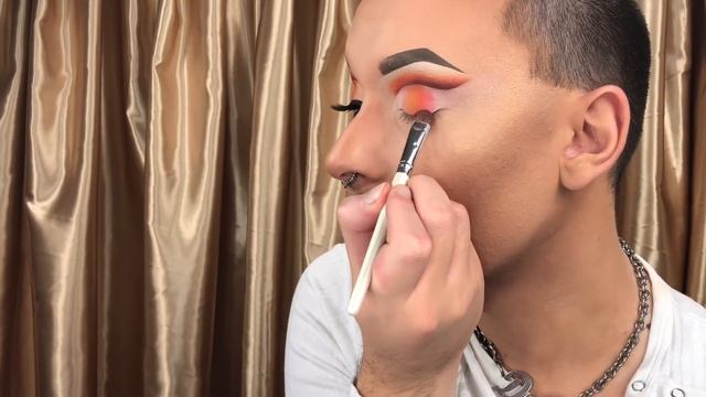 BITCHY VALENTINE'S DAY LOOK - Arabic Red & Glitter Cut Crease Makeup Tutorial смотреть онлайн