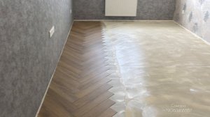Укладка кварц виниловoй LVT плитки Dami Floor ёлочкой на клей.