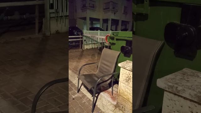 Кресло возле мусорного бака смотреть онлайн